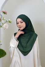 Load image into Gallery viewer, Sumayya Shawl in Forest Green