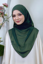 Load image into Gallery viewer, Sumayya Shawl in Forest Green