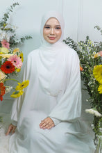 Load image into Gallery viewer, Daisy Shawl in White
