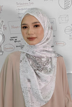Load image into Gallery viewer, Formulas Shawl in Ash White
