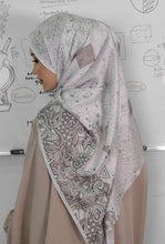 Load image into Gallery viewer, Formulas Shawl in Ash White
