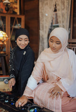 Load image into Gallery viewer, Kurung Melur Embroidery in Peachy Pink
