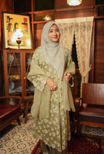 Load image into Gallery viewer, Kebarung Kesuma in Green Tea
