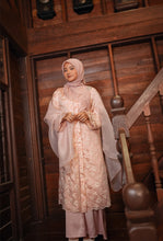 Load image into Gallery viewer, Kebarung Kesuma in Peachy Pink
