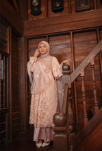 Load image into Gallery viewer, Kebarung Kesuma in Peachy Pink
