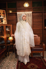 Load image into Gallery viewer, Kebarung Kesuma in White
