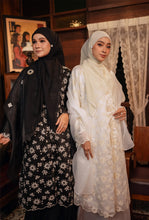 Load image into Gallery viewer, Kebarung Kesuma in White
