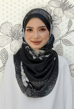 Load image into Gallery viewer, Sakura Lush (snood) in Golden Black
