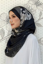 Load image into Gallery viewer, Sakura Lush (snood) in Golden Black
