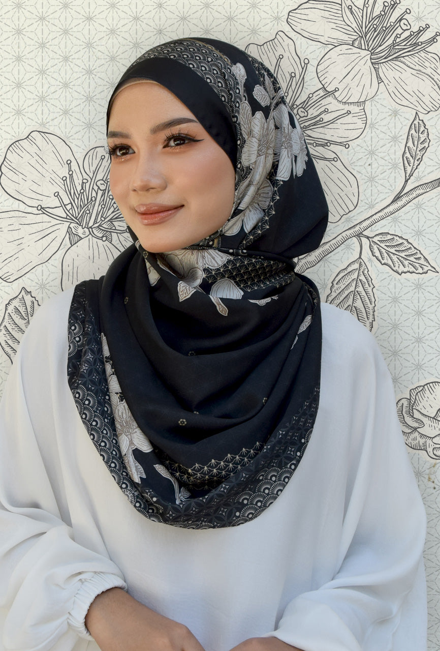 Sakura Lush (snood) in Golden Black