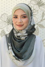 Load image into Gallery viewer, Sakura Lush (snood) in Emerald Green

