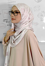 Load image into Gallery viewer, Formulas Shawl in Greyish Pink
