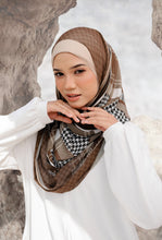 Load image into Gallery viewer, Qadira Lush in Brown
