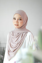 Load image into Gallery viewer, Lily Shawl in Beige
