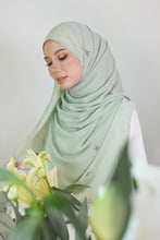 Load image into Gallery viewer, Lily Shawl in Pastel Green
