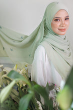 Load image into Gallery viewer, Lily Shawl in Pastel Green
