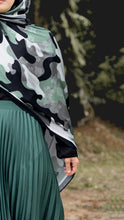 Load image into Gallery viewer, Spring Summer Camo - Shawl in Fern
