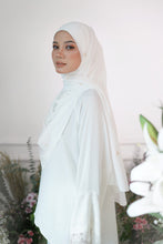 Load image into Gallery viewer, Lily Shawl in White
